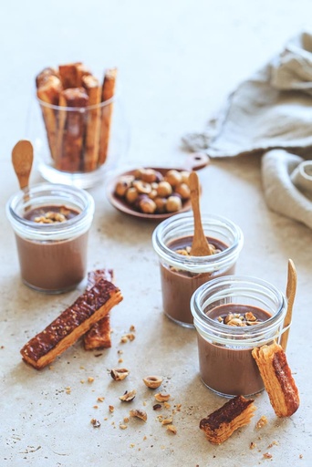 Crème dessert praliné, coulis de chocolat et éclat de noisettes