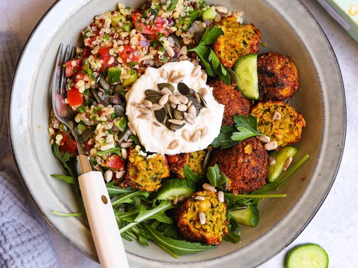 Salade de graine, falafel, houmous et tzatziki