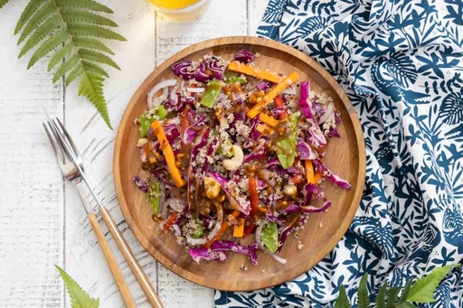 Salade de quinoa rouge, légumes croquants et cranberry